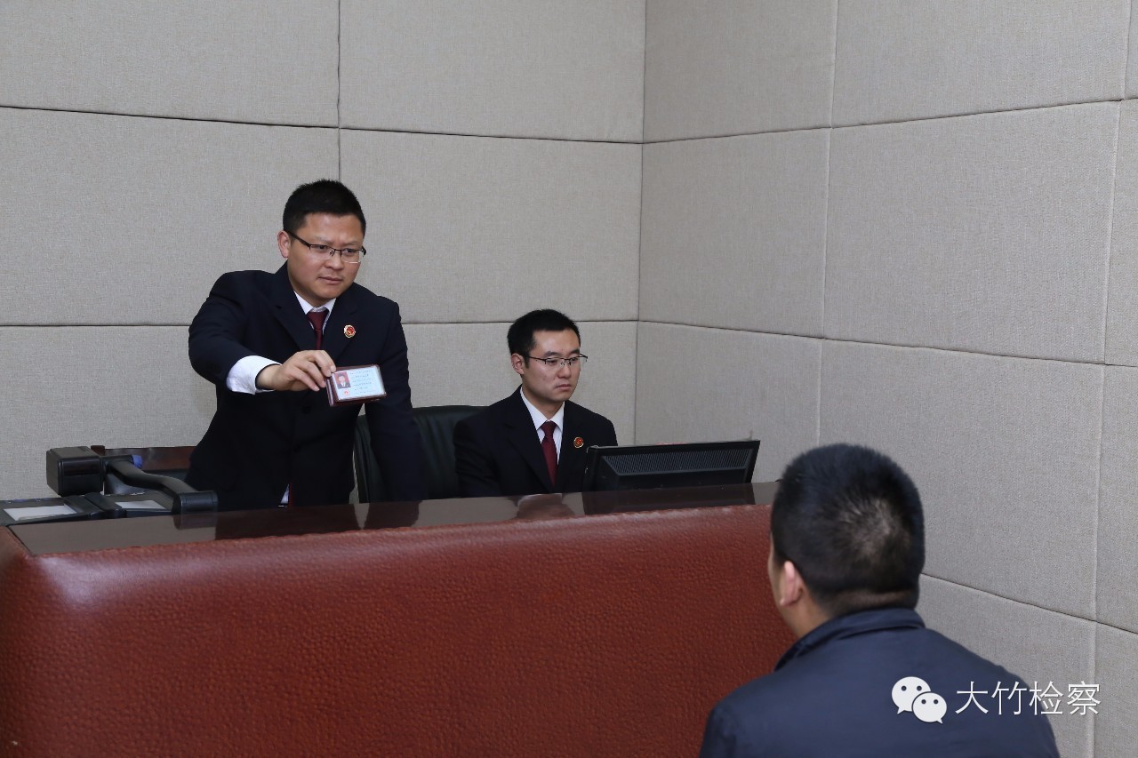 第35期图说：检察官“男神”----足球场上的英姿