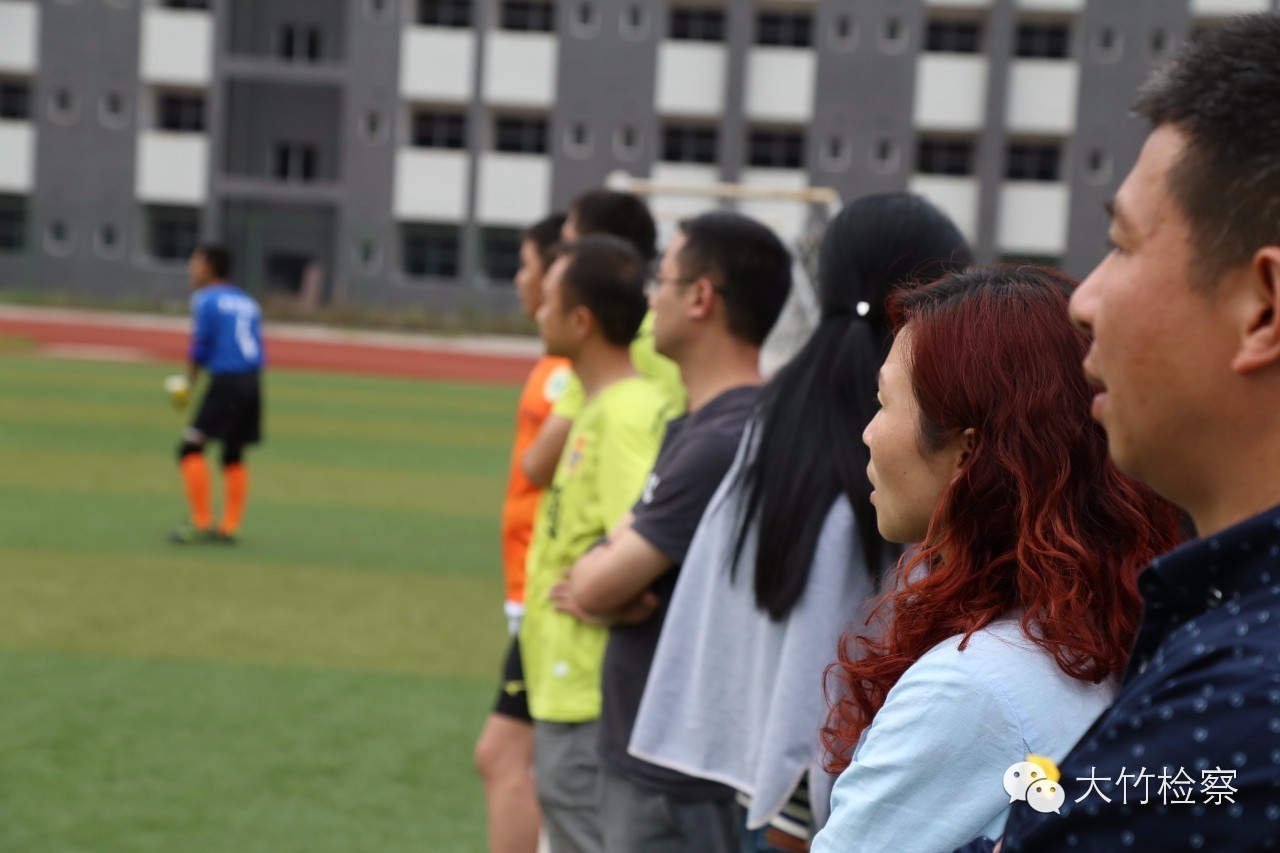 第35期图说：检察官“男神”----足球场上的英姿