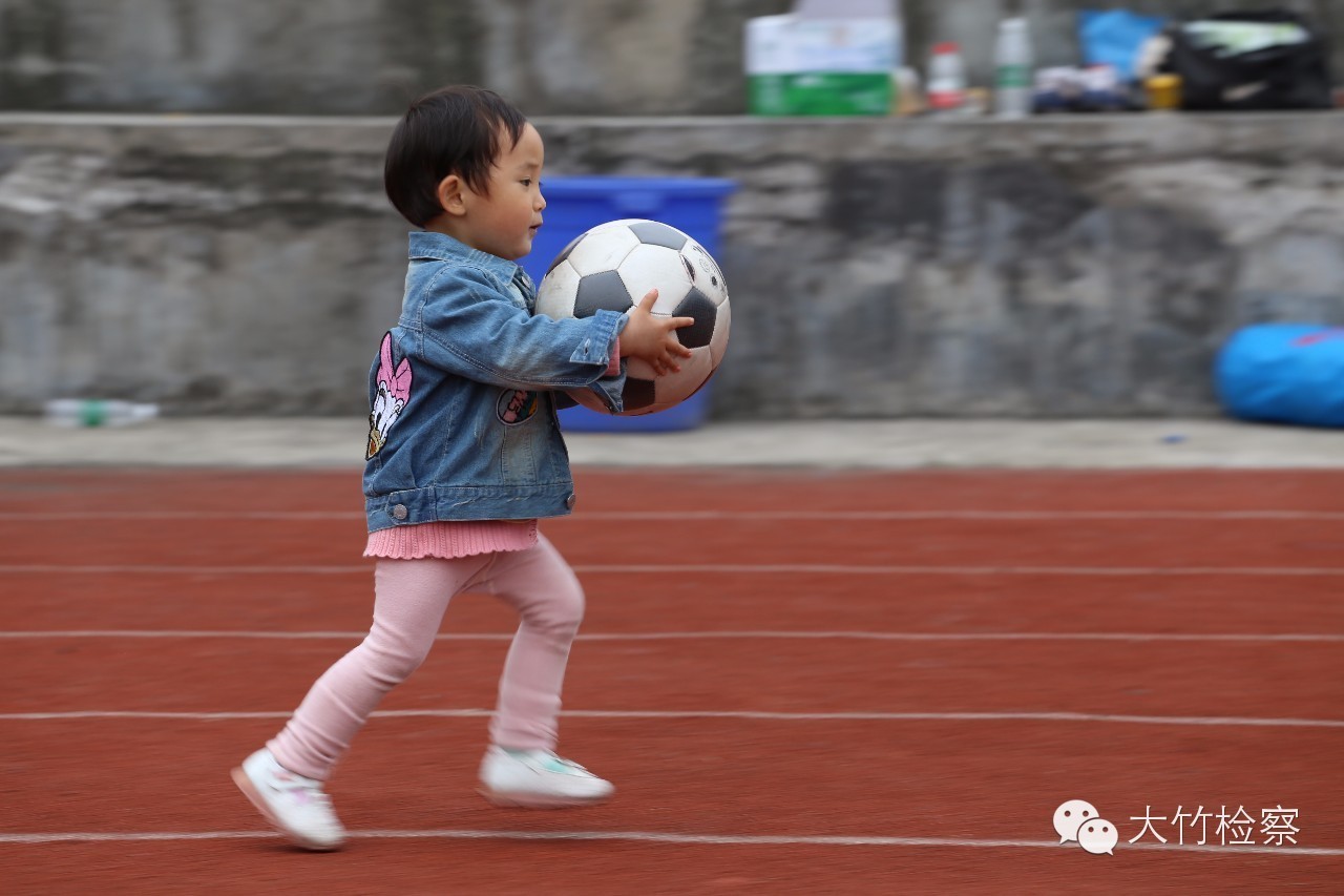 第35期图说：检察官“男神”----足球场上的英姿