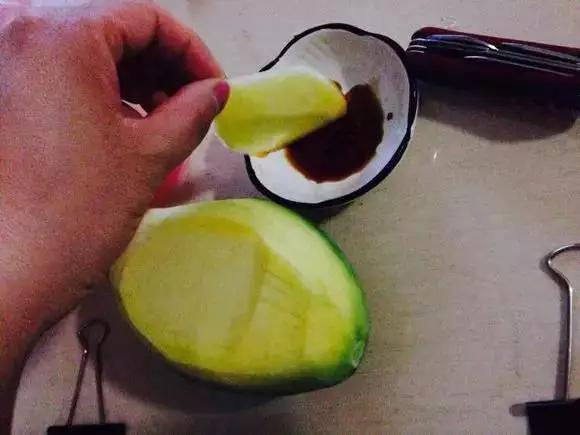 水果蘸着盐巴、辣椒吃，泡酒喝，云南人吃水果的姿势太丰富多彩了