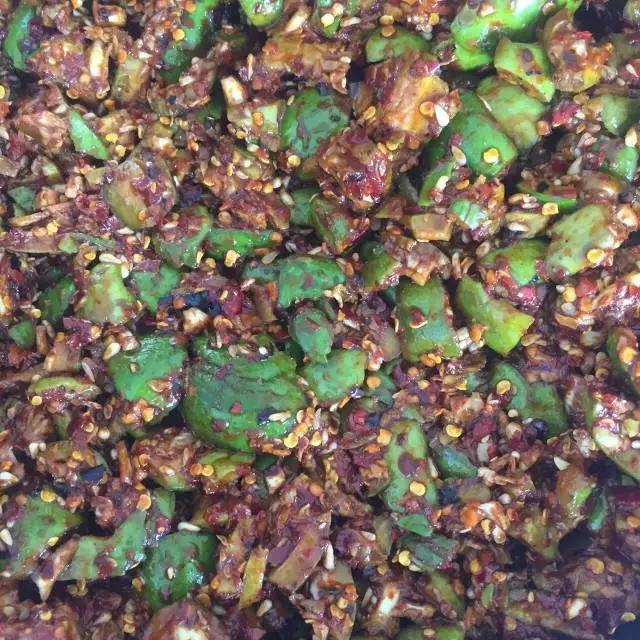 水果蘸着盐巴、辣椒吃，泡酒喝，云南人吃水果的姿势太丰富多彩了