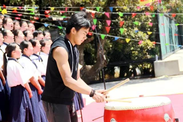 昨天，丽江这所学校豪情四溢、尖叫连连，在干啥？