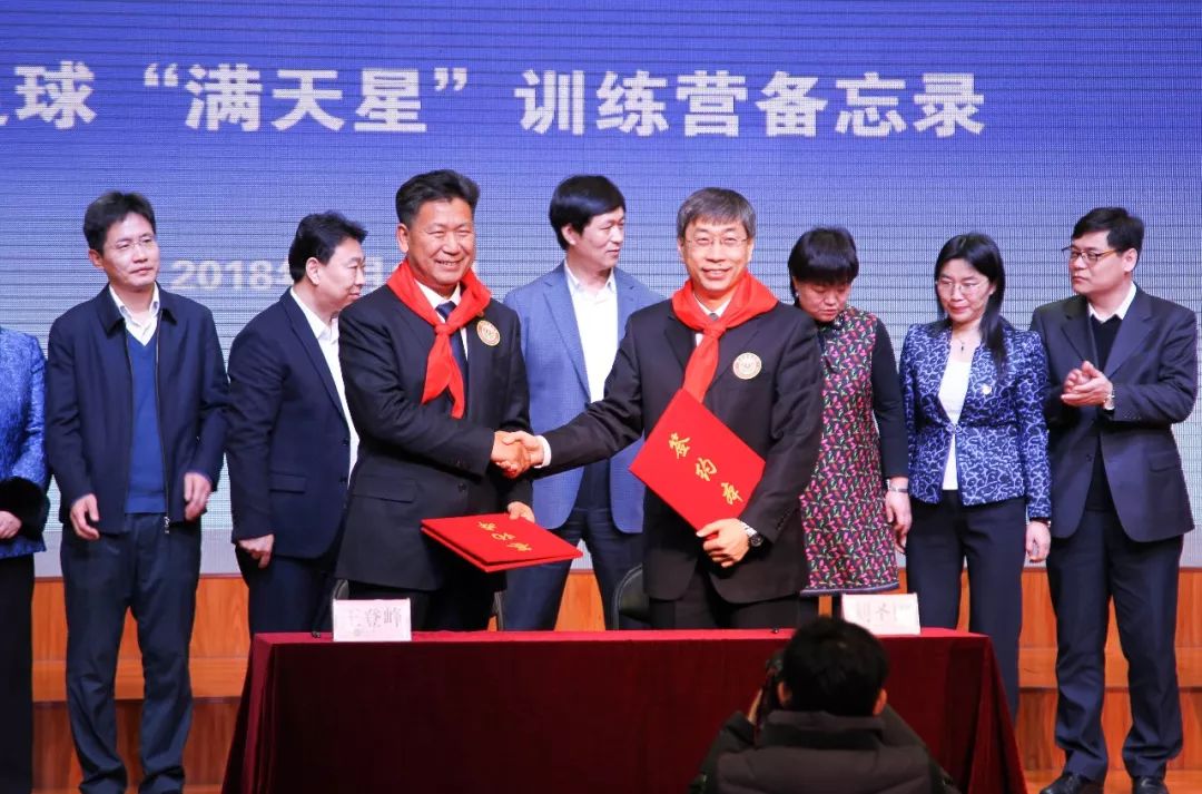 青少年足球特点学校满天星训练营,全国青少年足球训练培训基地