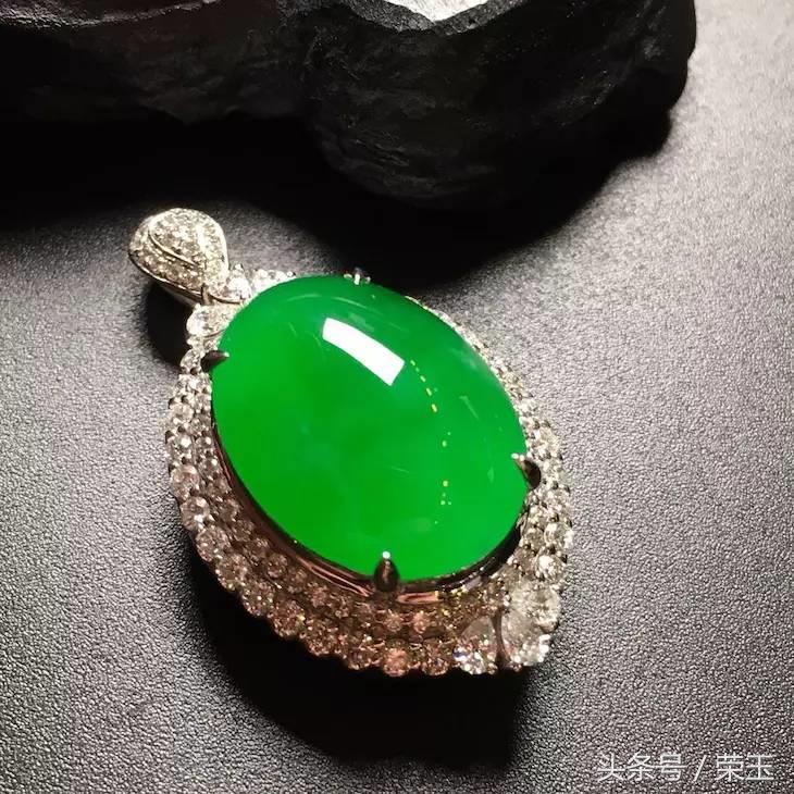 翡翠与玉有什么区别呢哪个更好点,翡翠中的青花玉是什么玉