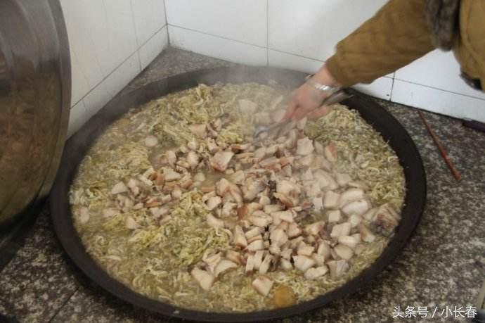 东北杀年猪吃杀猪菜全过程,东北的杀猪菜和血肠的做法大全