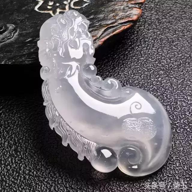 翡翠与玉有什么区别呢哪个更好点,翡翠中的青花玉是什么玉