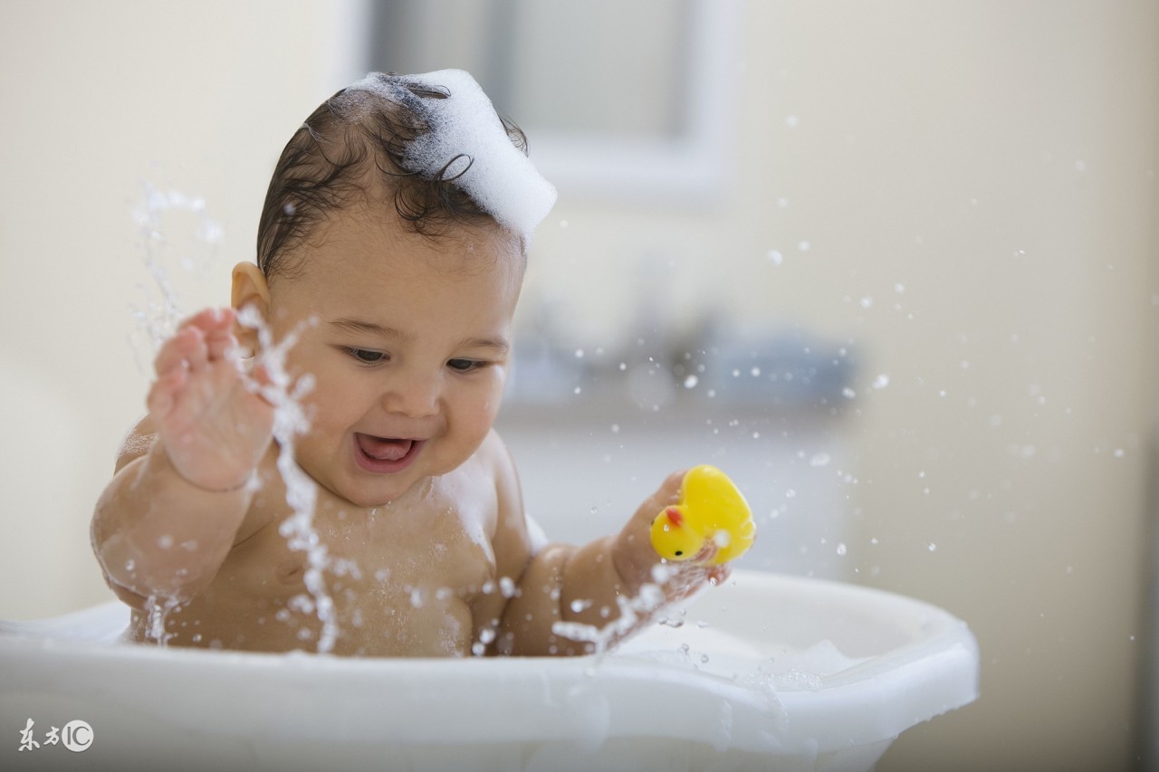 怎么用洗澡神器给宝宝洗澡,有什么宝宝洗澡工具让宝宝趴着洗