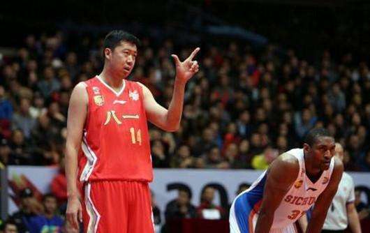 cba联赛中出战51场其中43场首发,cba历史第一人回忆里程碑时刻