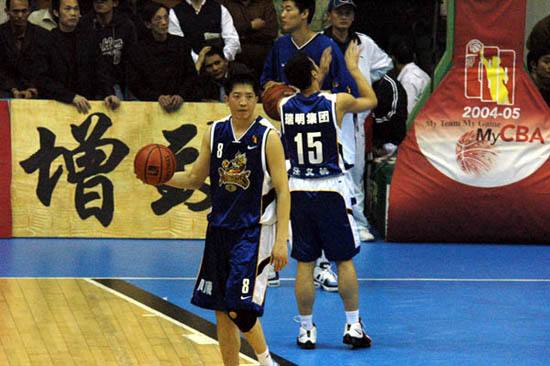 cba联赛中出战51场其中43场首发,cba历史第一人回忆里程碑时刻