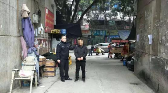 泸州两男子当街挖井盖偷电缆总价25万当废铜卖1万