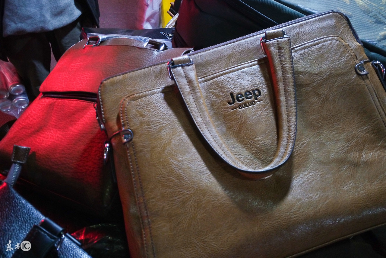 家里皮包怎么保养用什么油,白色皮包怎么保养