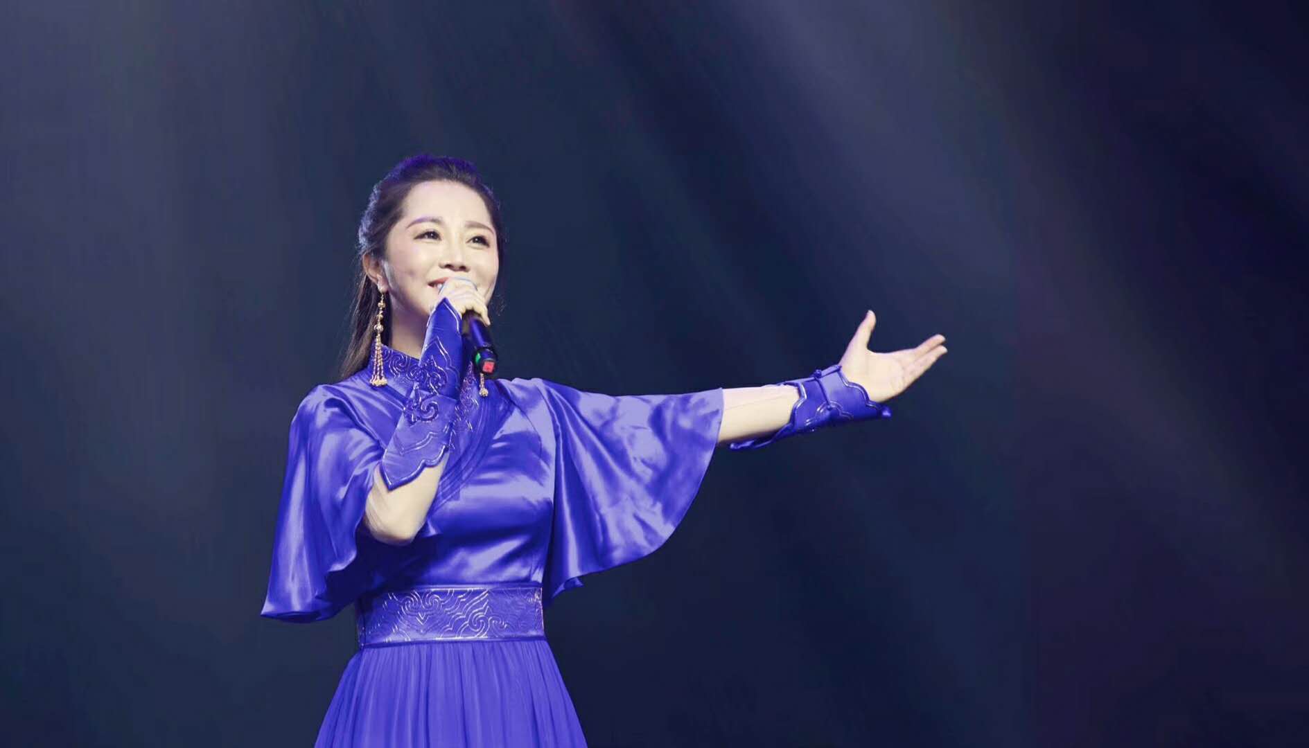 2018年女歌手乌兰娜单曲《一带一路》火爆全网，霸占音乐榜首！