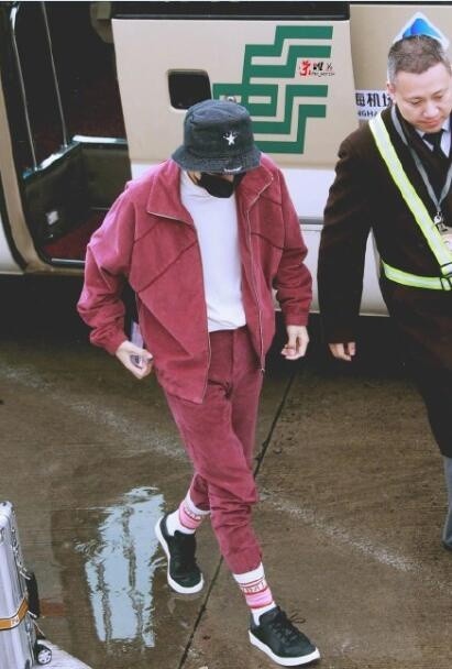 易烊千玺天猫双十一晚会穿搭造型,易烊千玺出席红毯生图