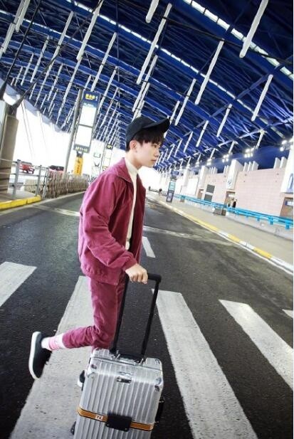 易烊千玺天猫双十一晚会穿搭造型,易烊千玺出席红毯生图