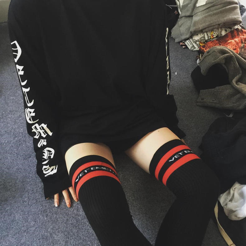 街拍长筒袜穿搭,女孩长筒袜穿搭