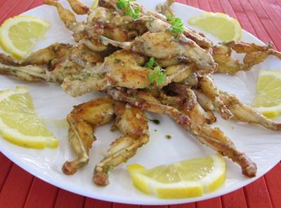 男子十年花近百万养宠物蛙，营养学家建议食用青蛙需谨慎