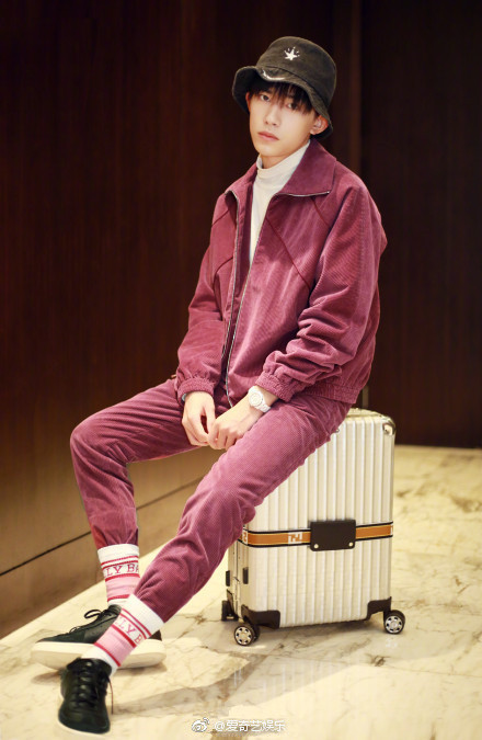 易烊千玺天猫双十一晚会穿搭造型,易烊千玺出席红毯生图