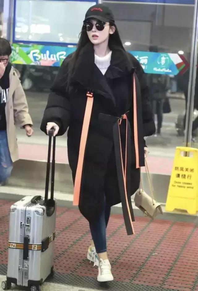 天寒地冻，好想用娜扎身上这件“棉被”羽绒服来保暖