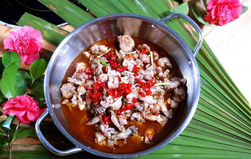 男子十年花近百万养宠物蛙，营养学家建议食用青蛙需谨慎