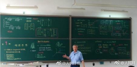 西安交大七旬教授板书美过PPT，逢年过节还自制贺卡送学生