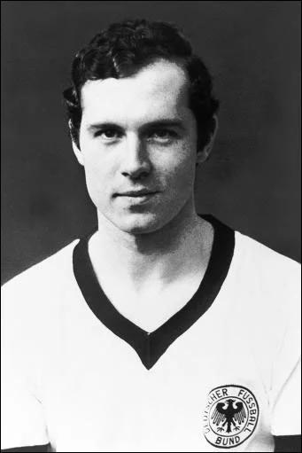 足球最强壮的十大球星,世界足球历史百大球星排行榜