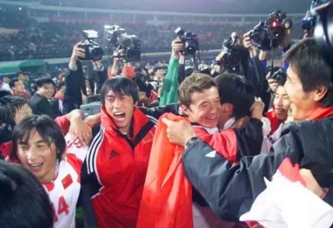 国足1比3负越南队女球迷,越南女球迷直播镜头