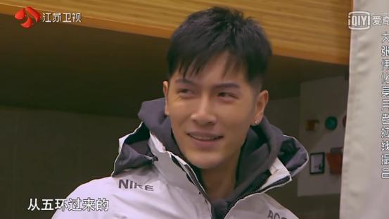 《三个院子》女素人犯花痴，不理朋友受伤还在与男性聊天！