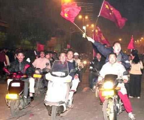 国足1比3负越南队女球迷,越南女球迷直播镜头