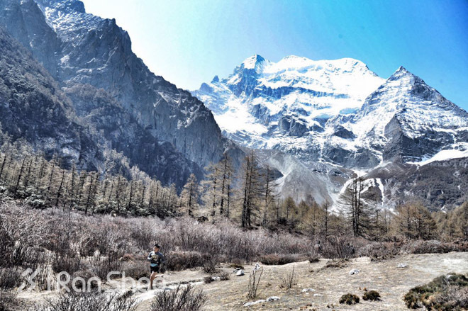 亚丁的三座神山,一群人稻城亚丁风景视频