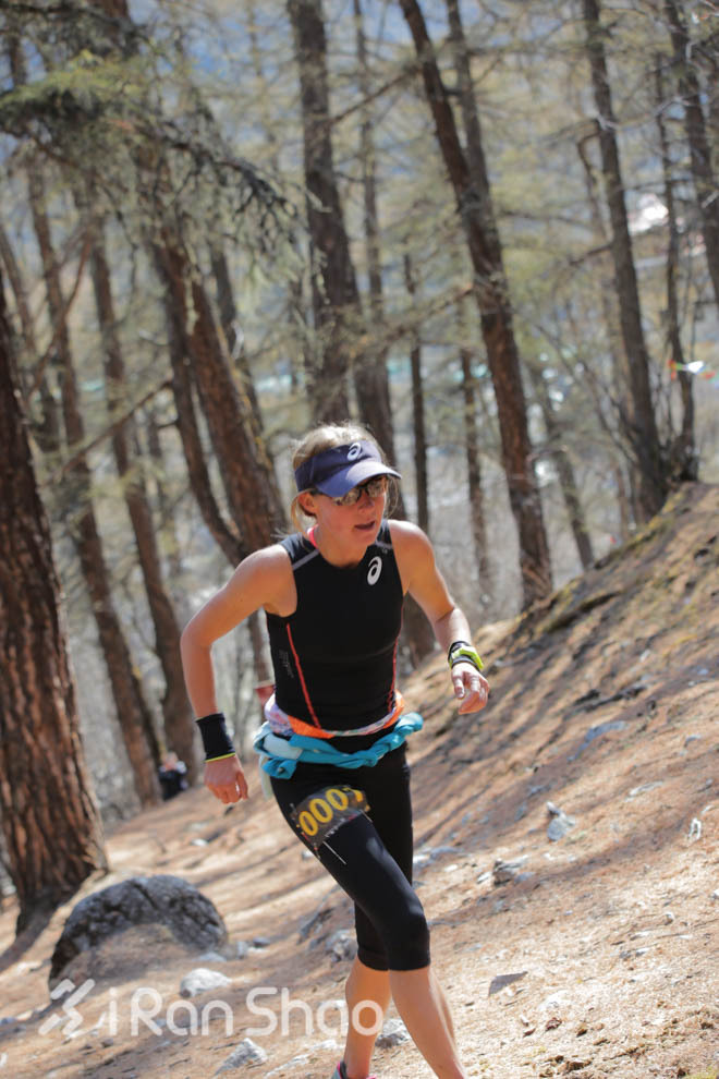 亚丁的三座神山,一群人稻城亚丁风景视频