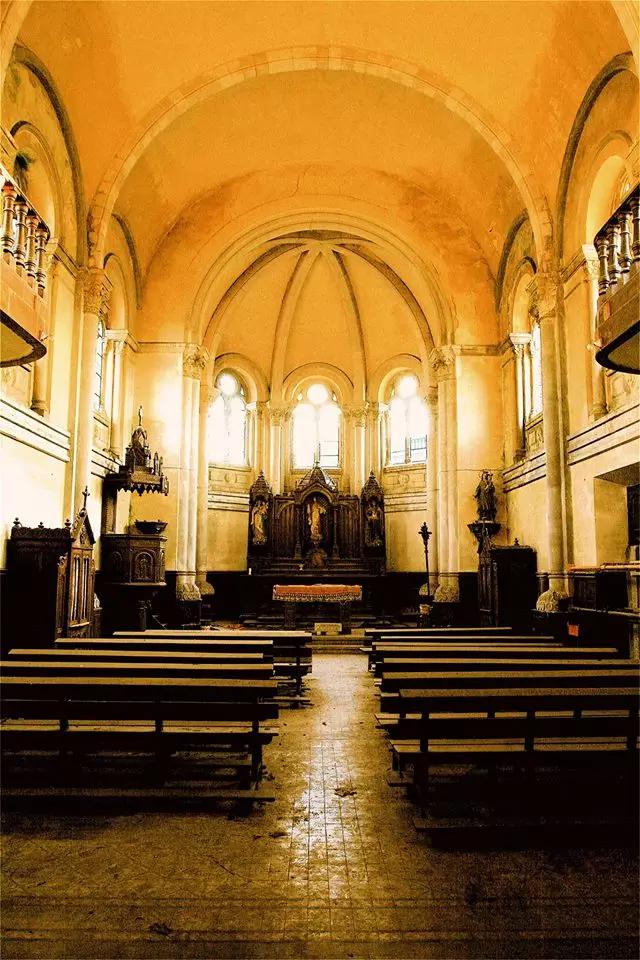 上帝涂鸦：他将废弃教堂变成了彩虹天堂