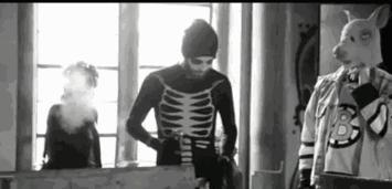 上帝涂鸦：他将废弃教堂变成了彩虹天堂