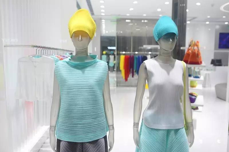 他设计的褶皱，在时尚圈领跑了53年！