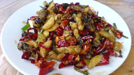 樱桃切开里面的小虫子,樱桃掰开里面有虫子