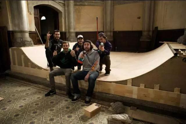 上帝涂鸦：他将废弃教堂变成了彩虹天堂