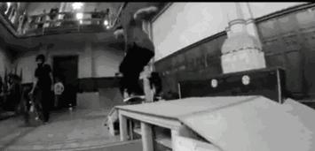 上帝涂鸦：他将废弃教堂变成了彩虹天堂