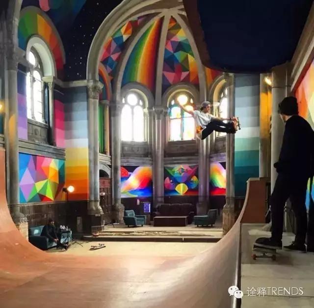 上帝涂鸦：他将废弃教堂变成了彩虹天堂