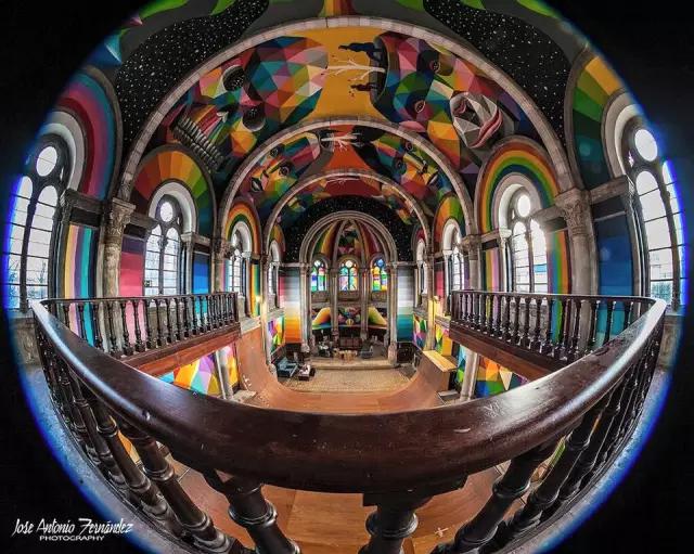 上帝涂鸦：他将废弃教堂变成了彩虹天堂