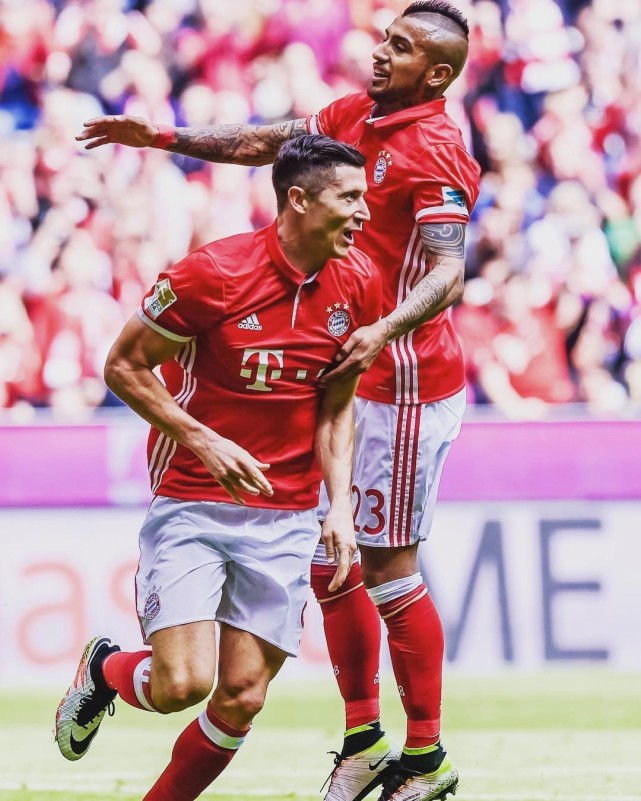 梅西夺得美洲杯c罗夺得欧洲杯,天下足球梅西五夺金球奖完整版