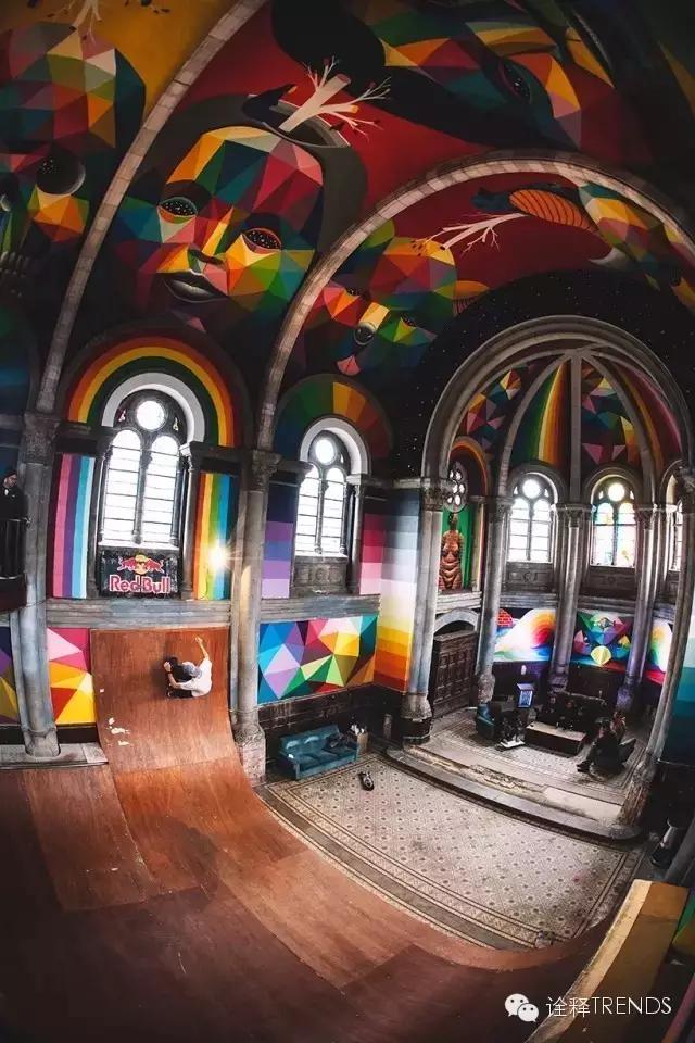 上帝涂鸦：他将废弃教堂变成了彩虹天堂