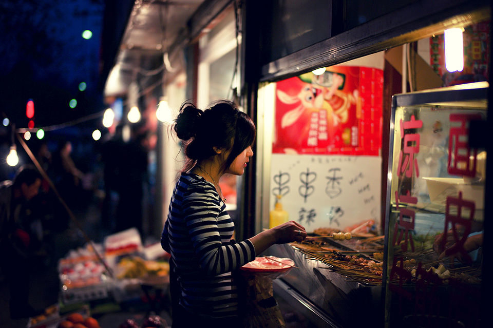 学生把女老师弄湿了，老师还说下课后来办公室聊聊！