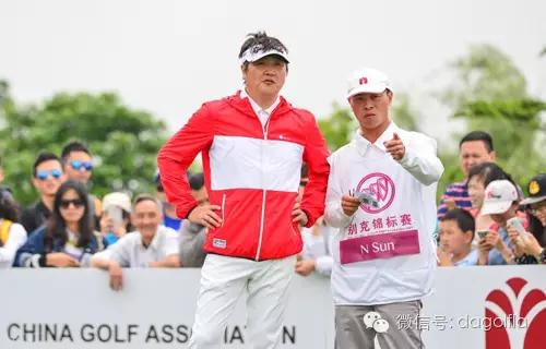 楠（nan）打的高尔夫