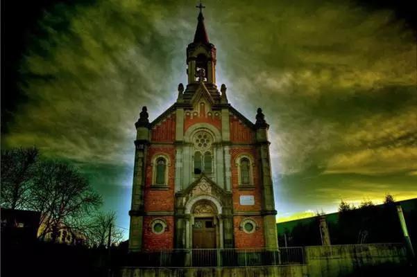 上帝涂鸦：他将废弃教堂变成了彩虹天堂