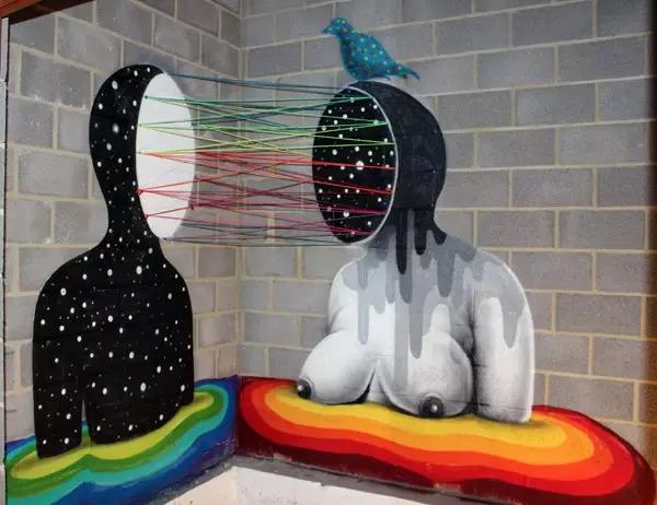 上帝涂鸦：他将废弃教堂变成了彩虹天堂