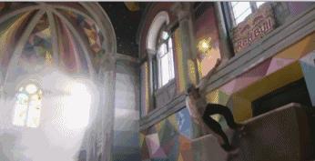 上帝涂鸦：他将废弃教堂变成了彩虹天堂