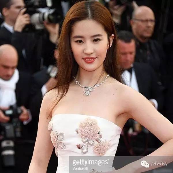 刘亦菲发色黑发图片,刘亦菲一般都是染什么发色