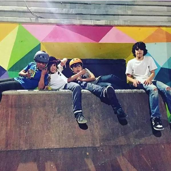 上帝涂鸦：他将废弃教堂变成了彩虹天堂