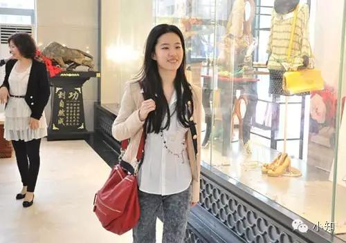 倪妮走戛纳红毯,倪妮踏上戛纳红毯俏皮丸子头上阵