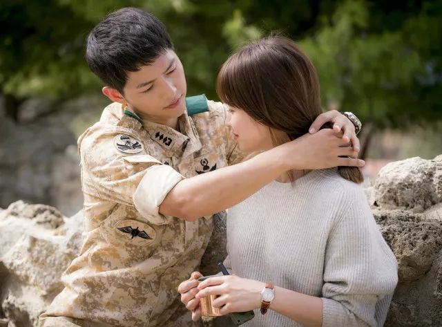 「昕薇FM」宋慧乔才是“行走的葡萄酒礼仪教科书”