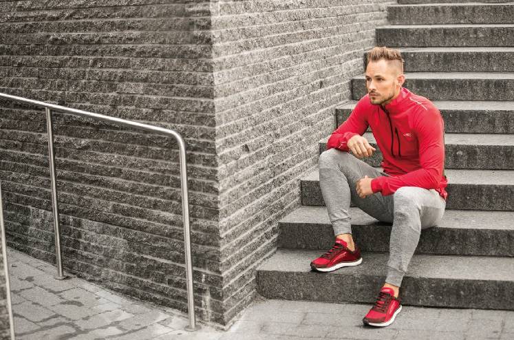 这是一双鞋子,一款既能爬山又能跑步的鞋